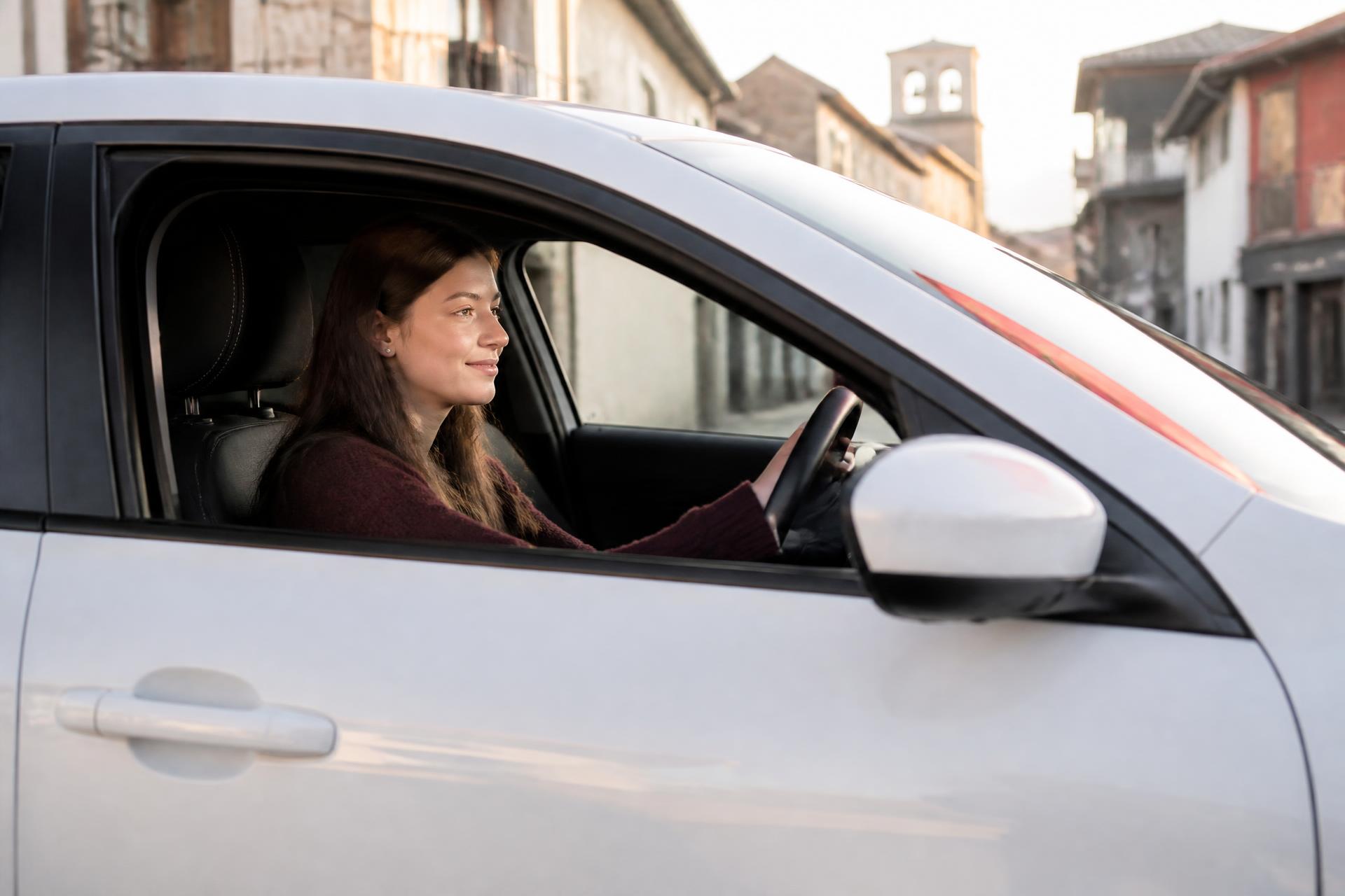 Alumna de Autoescuela Zizur conduciendo un coche de prácticas por las calles de Zizur Mayor