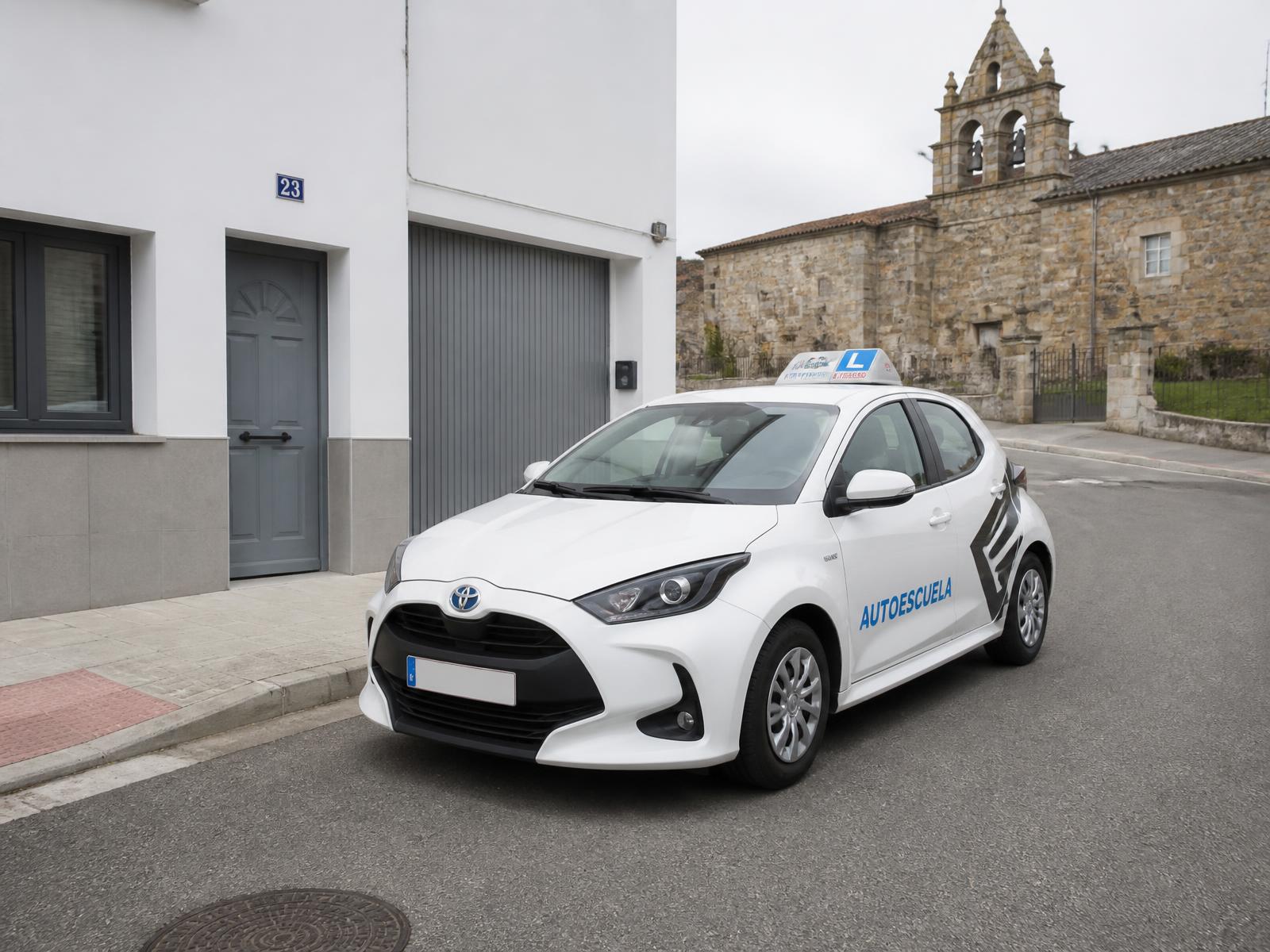 Coche de prácticas de Autoescuela Zizur aparcado en una calle de Zizur Mayor